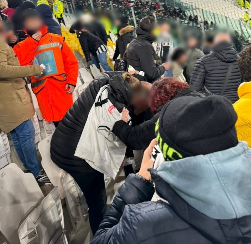 Juventus-Roma: seggiolino lanciato dal settore ospiti centra in testa a un tifoso bianconero