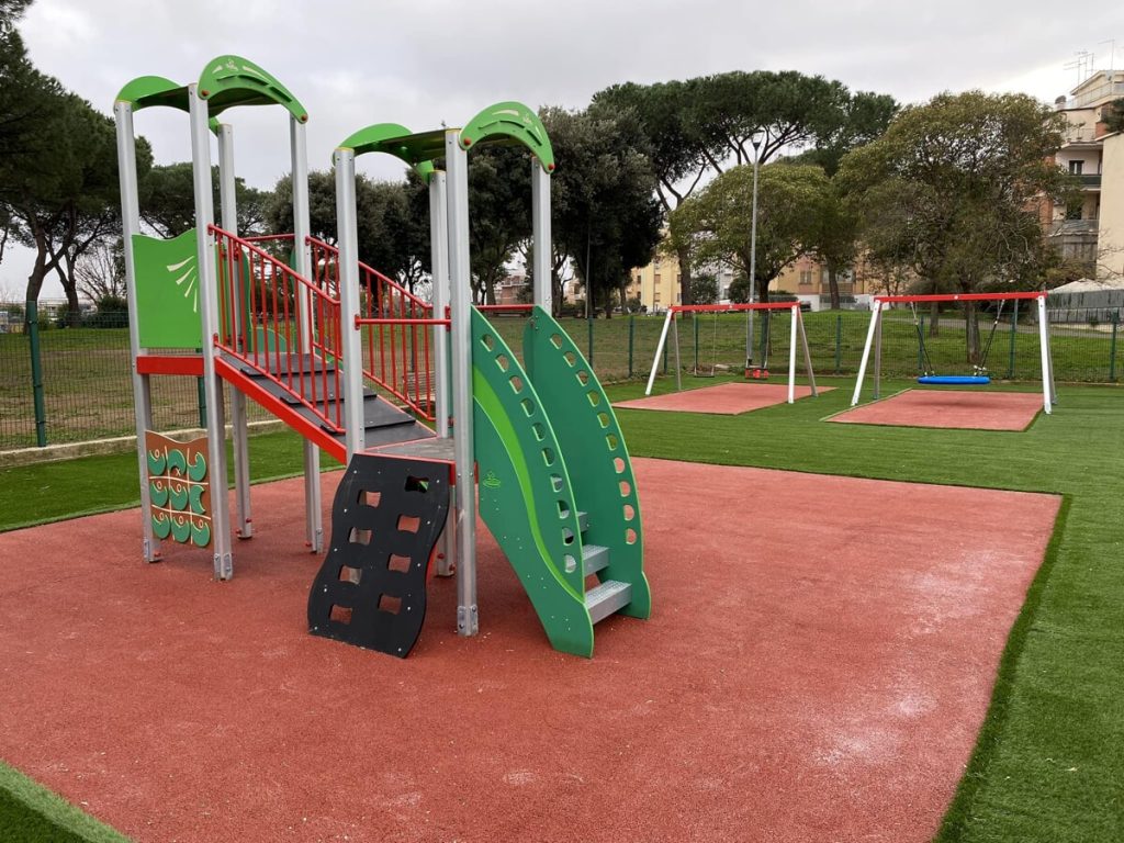 Parco Madre Teresa, la riqualificazione si avvicina: taglio del nastro per la nuova area giochi