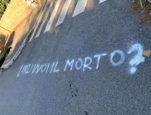 "Lanzi, vuoi il morto?". Scritta choc sull'asfalto di via Frattini contro il presidente del XI municipio