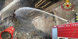 Incendio a Malagrotta, nuova ordinanza. Gualtieri riduce divieti e area a rischio