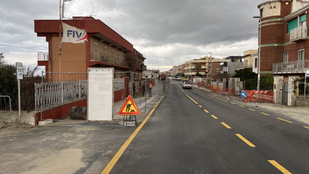 Un cantiere sul lungomare: a Torvaianica arrivano marciapiedi e lampioni nuovi