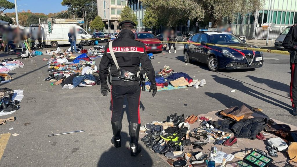 Tre blitz in una settimana non fermano i mercatini abusivi: sequestrata merce per 1200 chili