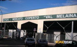 Vende ciarpame davanti all'ingresso del mercato coperto, multa da 5mila euro