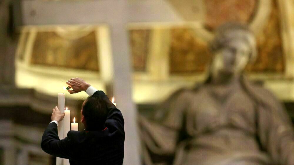 Si arrampica sul campanile della chiesa e lancia mattoni contro le persone