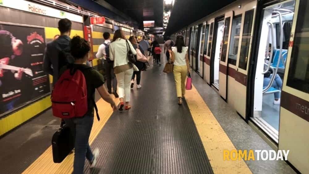 Tenta il suicidio lanciandosi sui binari: caos sulla metro B