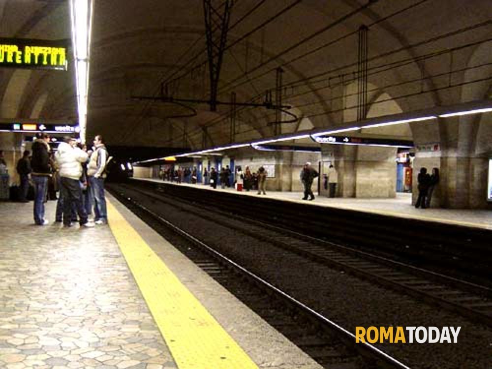 Roma, la metro A riapre di notte. Tutte le informazioni sul "piano Natale 2023"