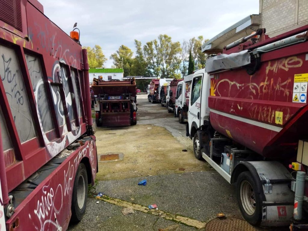 "Caro direttore, così non va". La denuncia dei lavoratori Ama dallo stabilimento che "sembra Bagdad"