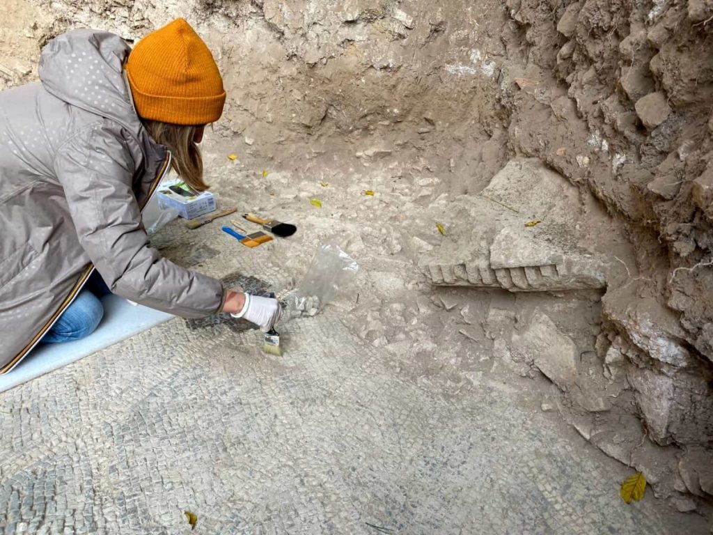 Dagli scavi emerge un mosaico: é l'ultimo regalo dell'anno dall'Appia Antica