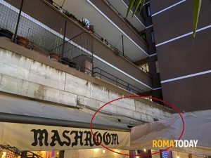 Acido lanciato contro i clienti, ustionato un 31enne. Il titolare del locale: "In passato minacciati con una pistola"