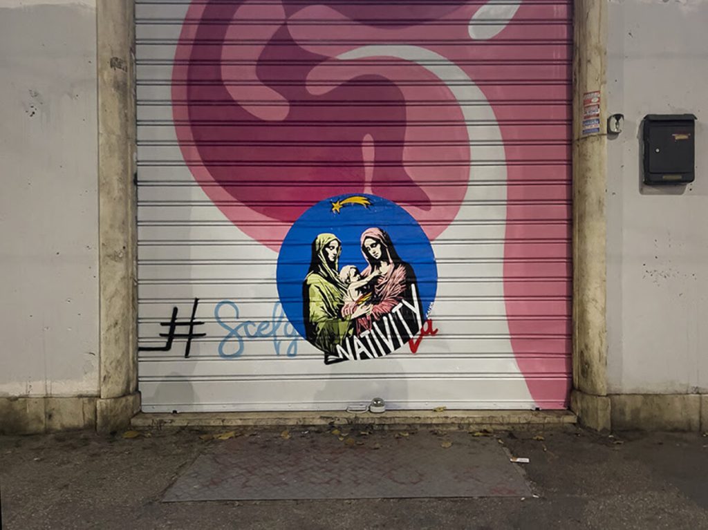 Sulle serrande di “Pro Vita” appare la natività di Laika: è contro “il patriarcato”