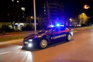 Ubriaco in un parco, aggredisce i carabinieri per sfuggire a un controllo