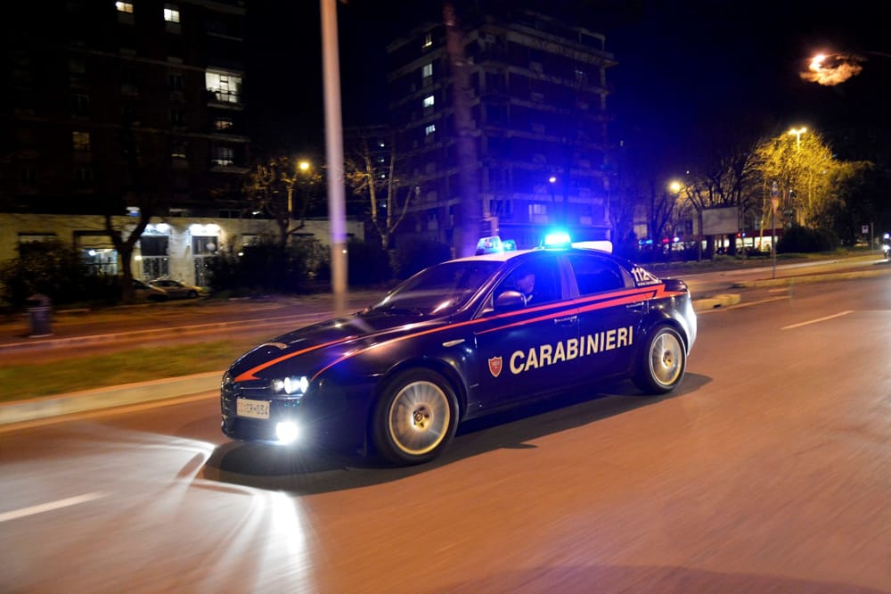 Ubriaco in un parco, aggredisce i carabinieri per sfuggire a un controllo