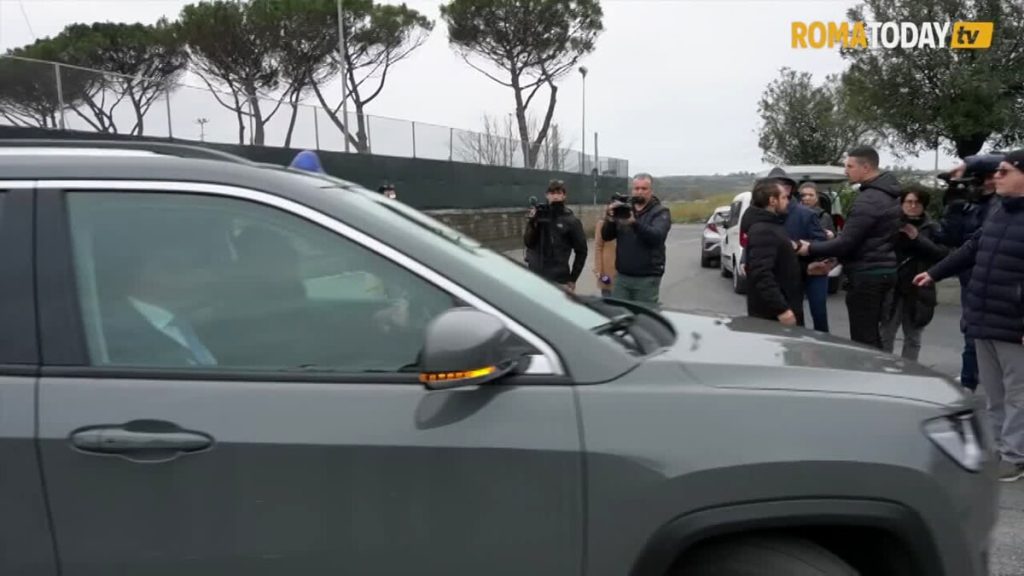 VIDEO | Incendio Tmb Malagrotta, sit in dei cittadini all'arrivo della commissione Ecomafie: "Disastro annunciato"