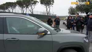 VIDEO | Incendio Tmb Malagrotta, sit in dei cittadini all'arrivo della commissione Ecomafie: "Disastro annunciato"