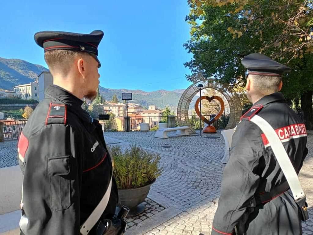 Danneggia il monumento simbolo della città, poi insulta sindaco e carabinieri sui social