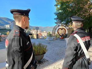 Danneggia il monumento simbolo della città, poi insulta sindaco e carabinieri sui social