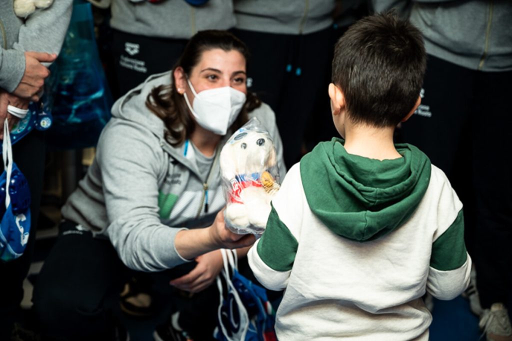 Natale: pallanuotiste del Setterosa portano regali e sorrisi ai bambini ricoverati al Gemelli