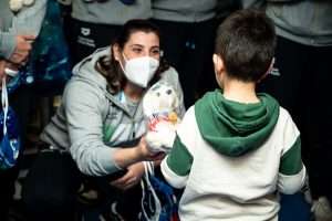 Natale: pallanuotiste del Setterosa portano regali e sorrisi ai bambini ricoverati al Gemelli