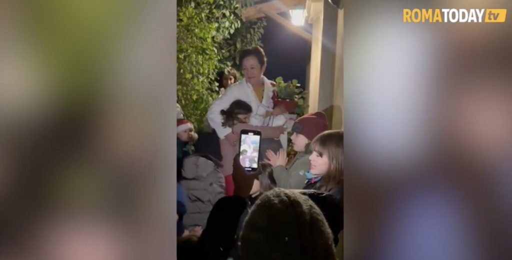 Dopo quarant'anni la pediatra del quartiere va in pensione. La festa a sorpresa delle famiglie