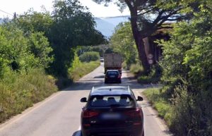 Incidente sulla Polense, scontro tra due auto e un autocarro: un morto