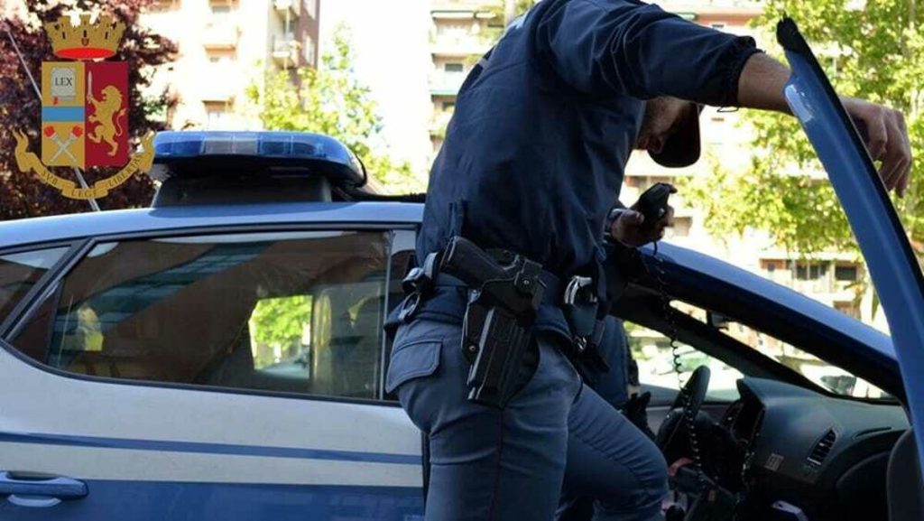 Minaccia di morte moglie e figli, poi aggredisce i poliziotti. Arrestato 55enne