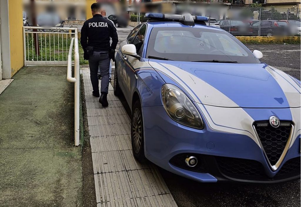 La coppia di ladri che ruba smartphone ai clienti nei negozi