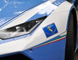 Slalom sul raccordo con la Smart, la polizia lo fermato e trova oltre 1 chilo di droga