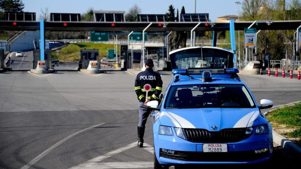 Donna accoltellata all’area di servizio. È caccia all’uomo