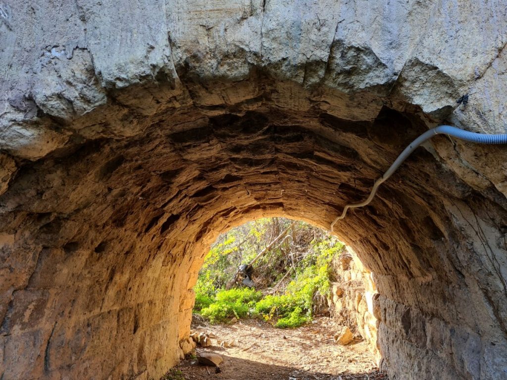 Un cavo elettrico non autorizzato inchiodato all'antico ponte Salario