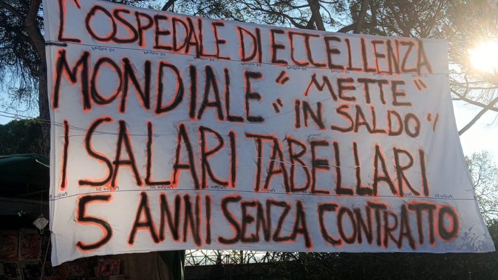La protesta dei dipendenti dell'ospedale Bambino Gesù contro i “salari a ribasso”
