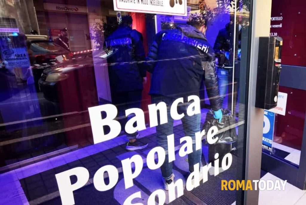 Bandito spara durante rapina in banca: carabiniere ferito. In corso la caccia alla banda