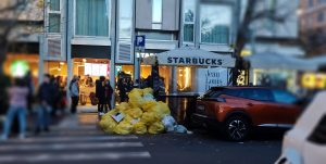 Starbucks e i rifiuti abbandonati fuori dal locale a Prati. Multa da 300 euro e la rabbia del I municipio