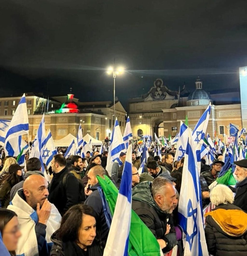 A Roma la piazza contro l'antisemitismo. Adesivi choc: "Sionisti=nazisti"