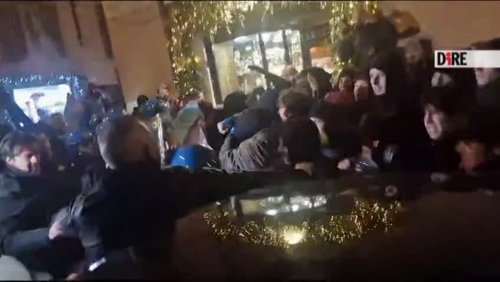 Roma, scontri a Montecitorio tra studenti e forze dell'ordine