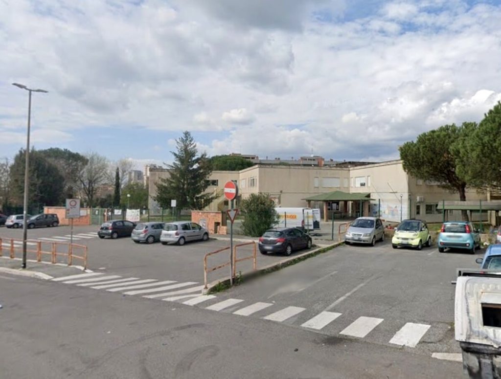 Banda si arrampica sul tetto per rubare rame dalla scuola