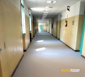"C'è amianto a scuola", l'assessora municipale smentisce e minaccia di denunciare Virginia Raggi