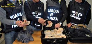 Duecentomila euro non dichiarati nella coperta di pile, nel 2023 sequestrati 1,5 milioni di euro