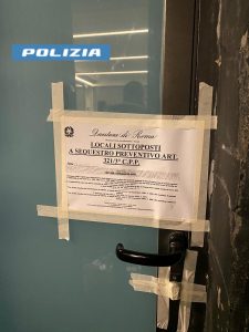 Uscite di sicurezza bloccate, dentro il doppio delle persone consentite. Chiuso locale del centro