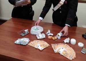 Fermato in auto, nasconde cento dosi di cocaina pronte per lo spaccio