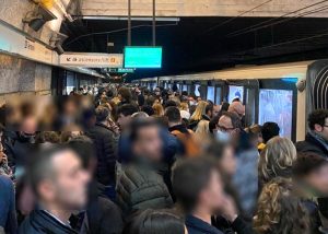 Metro B, serata da incubo: attese di oltre 20 minuti e banchine strapiene