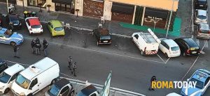 Spari a Centocelle: danneggia auto in sosta, un passante lo rimprovera e gli spara