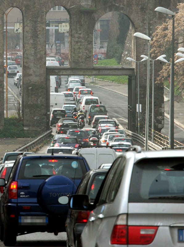 Troppo smog, a Roma blocco del traffico il 22 e 23 dicembre. Ecco chi non può circolare