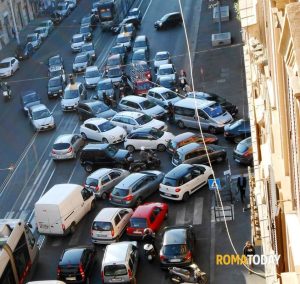 Troppo smog: oggi blocco del traffico per 3 ore a Roma