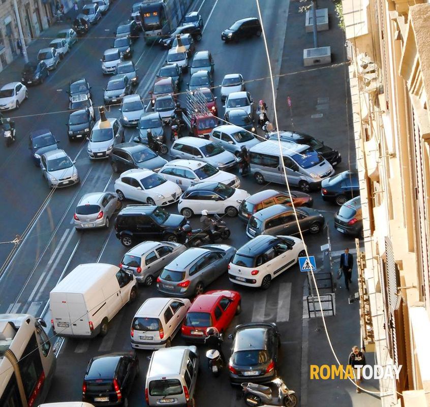 Troppo smog: oggi blocco del traffico per 3 ore a Roma