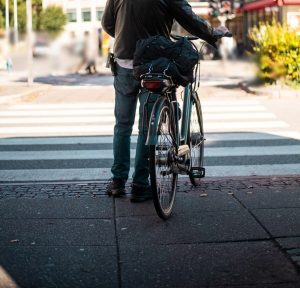 Ciclista preso a pugni dopo lite stradale, 65enne finisce in ospedale