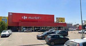 Una Jeep Renegade come auto-ariete, banda in fuga con la cassaforte del Carrefour