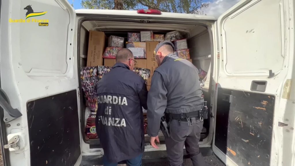 VIDEO | Dieci tonnellate di 'botti' illegali sequestrati a Roma: blitz in 6 quartieri
