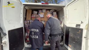 VIDEO | Dieci tonnellate di 'botti' illegali sequestrati a Roma: blitz in 6 quartieri