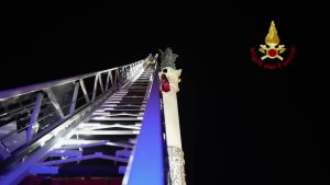 Festa Immacolata: l'omaggio dei vigili del fuoco alla Madonna di piazza di Spagna. Il video