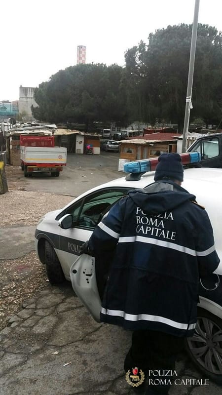 Abbandona tonnellate di rifiuti fuori dal campo rom